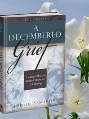Book: A Decembered Grief: Living with Loss While Others Are Celebrating  📕NWT📕